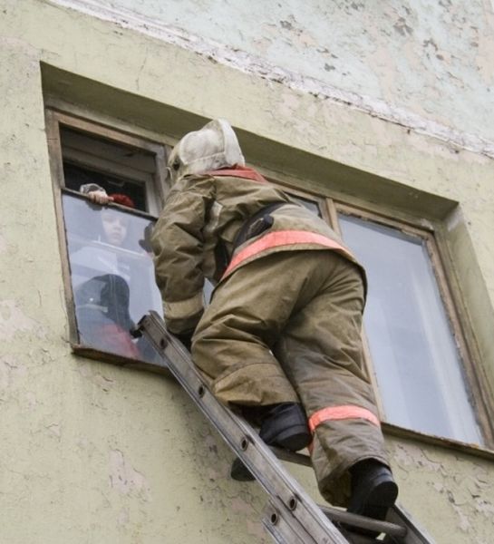 В Норильске в жилом девятиэтажном доме вспыхнул крупный пожар