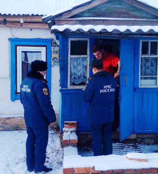 Сотрудники МЧС России проверяют соблюдение правил пожарной безопасности жителями частных домов