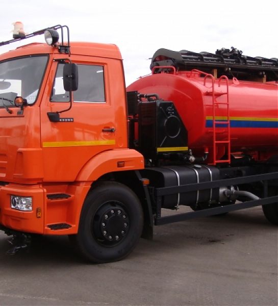 Поливомоечная техника будет помогать в обеспечении пожарной безопасности в лесах и парках Москвы
